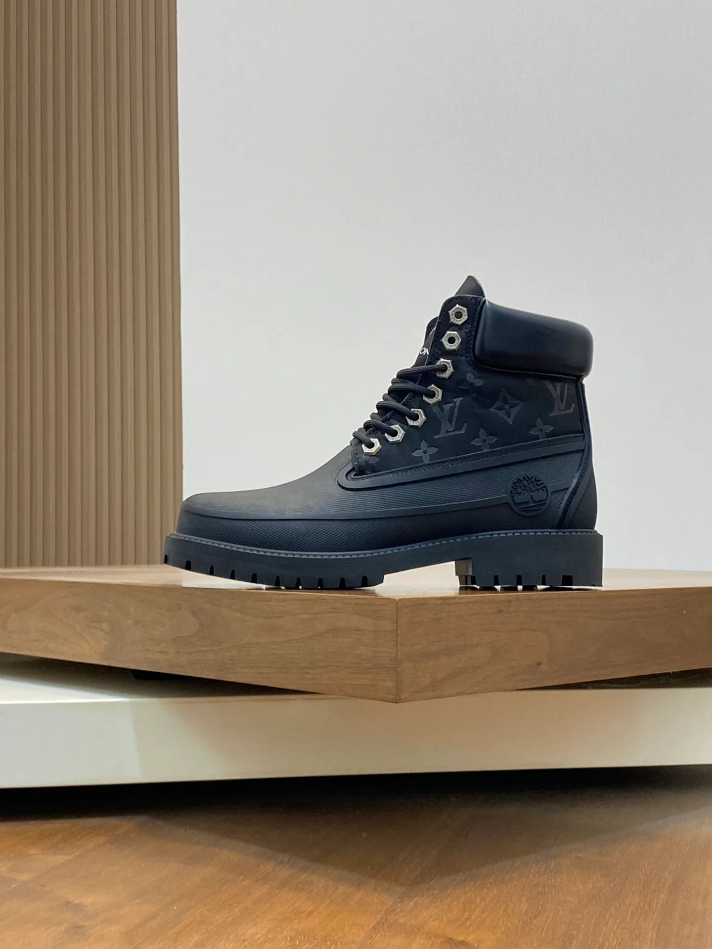 Men's men's shoes💰💰760 top LV x Timberland Timberland co-branded presbyopia rhubarb boots ankle boots short boots, LV x Timberland ankle boots are made of Monogram embossed waterproof nubuck cow leather, relying on the brand's exquisite craftsmanship to carefully reshape the classic Timberland 6-inch boot shape in Italy, with American workwear style eye-catching debut in 2024 created by Pharrell Williams Autumn and winter menswear show. The Monogram embossed tongue, original Timberland laces and outsole are exquisite details, the leather label expresses the cooperation logo, and the delivery counter is exquisitely packaged! Math 39-44 (order 45)